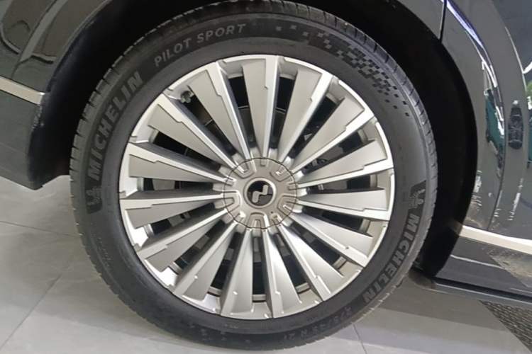 Used ONVO Luxeed L90 2025 Model—Ultra Six-Seater Version Right Rear Wheel Hub