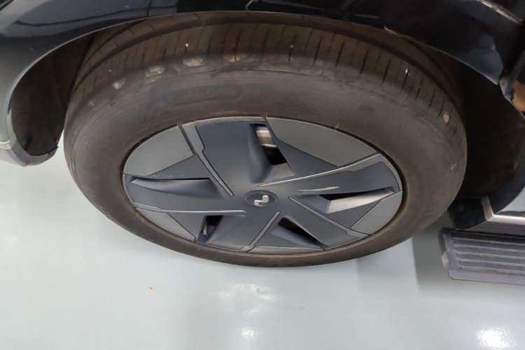 Used ONVO Luxeed L90 2025 Model—Max Six-Seater Version Right Rear Wheel Hub