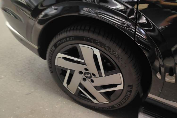 Used ONVO Luxeed L90 2025 Model—Ultra Six-Seater Version Right Rear Wheel Hub