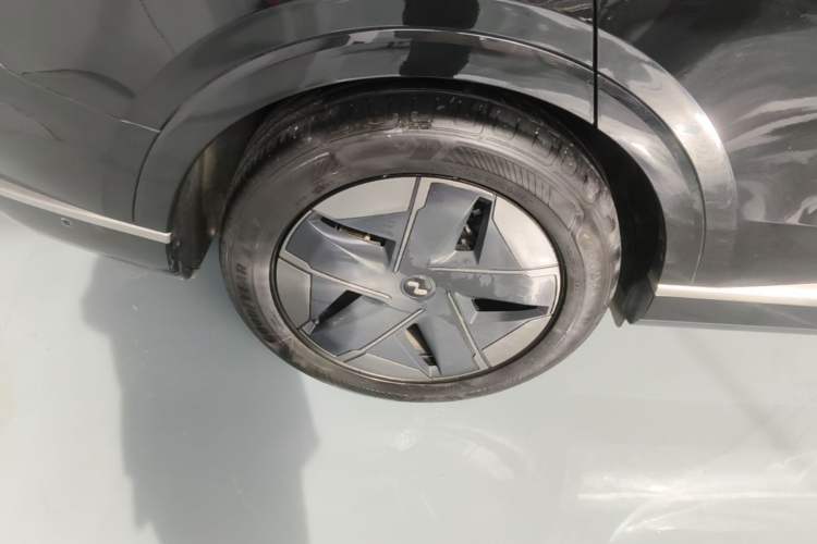 Used ONVO Luxeed L90 2025 Model—Max Six-Seater Version Right Rear Wheel Hub