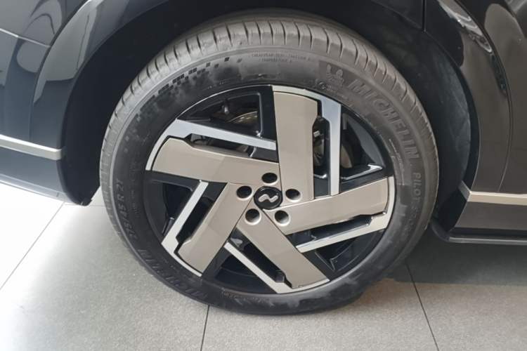 Used ONVO Luxeed L90 2025 Model—Max Six-Seater Version Right Rear Wheel Hub