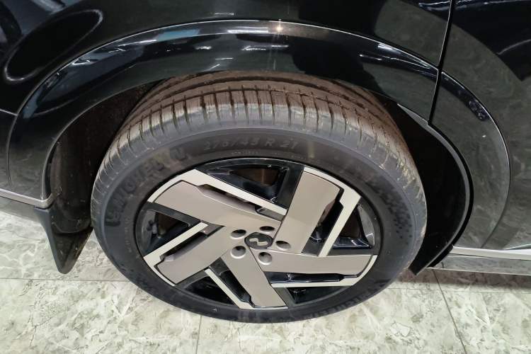 Used ONVO Luxeed L90 2025 Model—Max Six-Seater Version Right Rear Wheel Hub