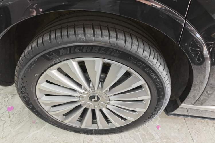 Used ONVO Luxeed L90 2025 Model—Max Six-Seater Version Right Rear Wheel Hub