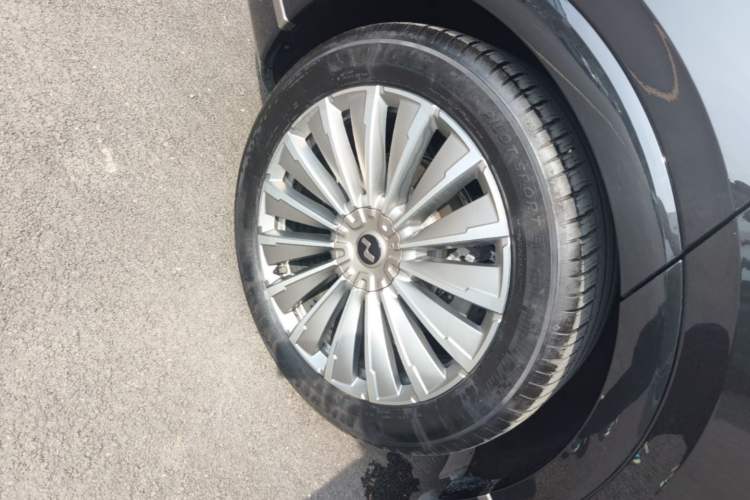 Used ONVO Luxeed L90 2025 Model—Max Six-Seater Version Right Rear Wheel Hub