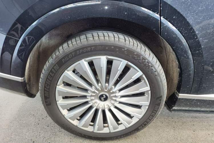Used ONVO Luxeed L90 2025 Model—Ultra Six-Seater Version Right Rear Wheel Hub