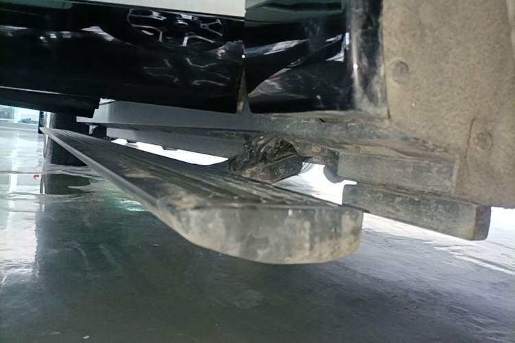 Used ONVO Luxeed L90 2025 Model—Ultra Six-Seater Version Right Side Sill