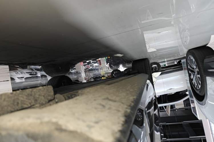 Used ONVO Luxeed L90 2025 Model—Max Six-Seater Version Right Side Sill