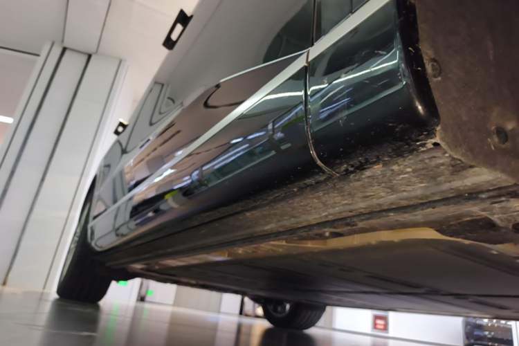 Used ONVO Luxeed L90 2025 Model—Max Six-Seater Version Right Side Sill
