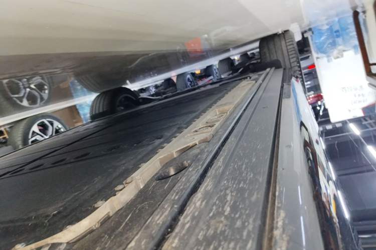Used ONVO Luxeed L90 2025 Model—Ultra Six-Seater Version Right Side Sill
