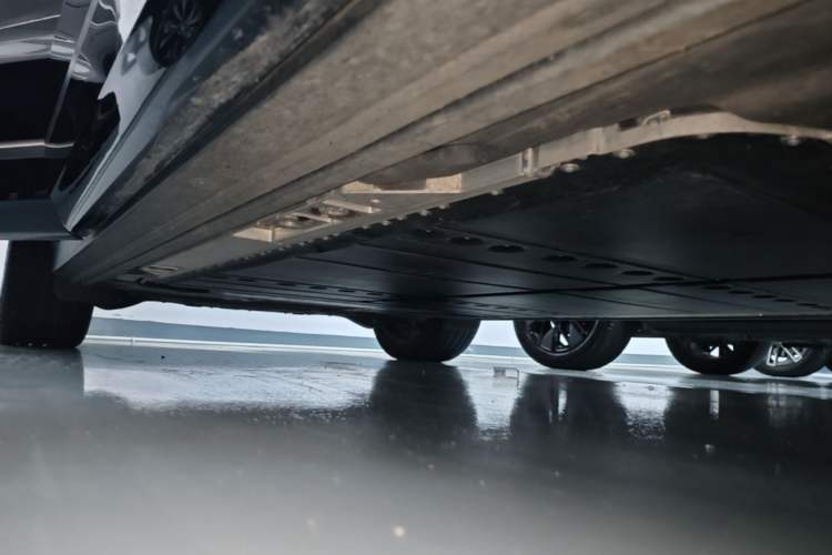 Used ONVO Luxeed L90 2025 Model—Max Six-Seater Version Right Side Sill