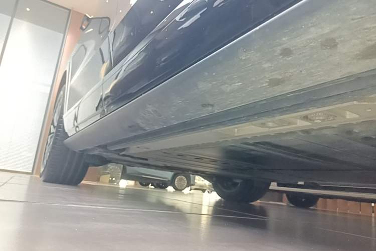 Used ONVO Luxeed L90 2025 Model—Black Knight Special Edition—Six-Seater Right Side Sill