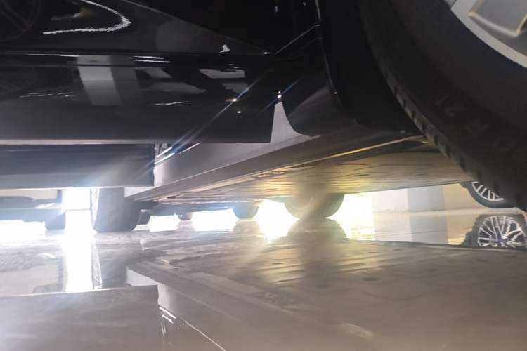 Used ONVO Luxeed L90 2025 Model—Max Six-Seater Version Right Side Sill