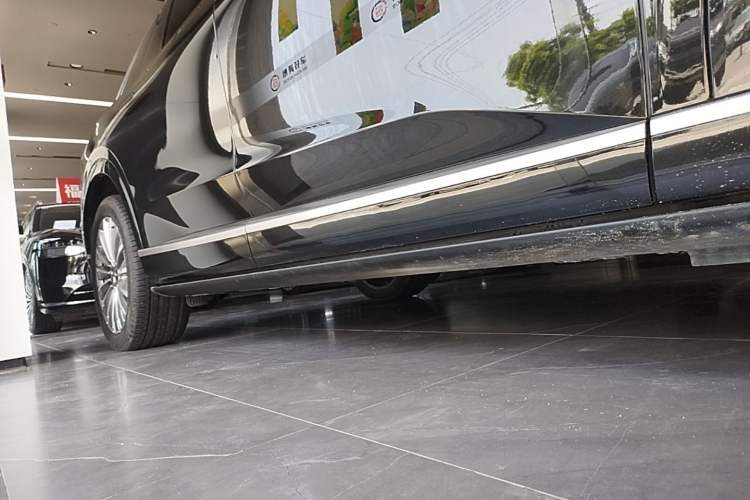 Used ONVO Luxeed L90 2025 Model—Ultra Six-Seater Version Right Side Sill