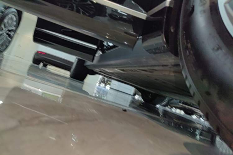 Used ONVO Luxeed L90 2025 Model—Ultra Six-Seater Version Right Side Sill