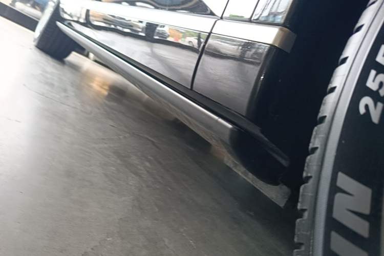 Used ONVO Luxeed L90 2025 Model—Ultra Six-Seater Version Right Side Sill