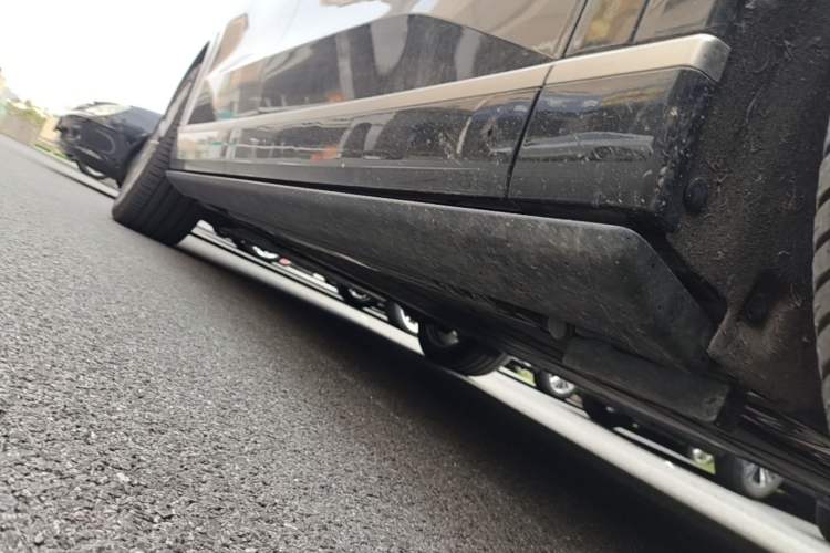 Used ONVO Luxeed L90 2025 Model—Max Six-Seater Version Right Side Sill
