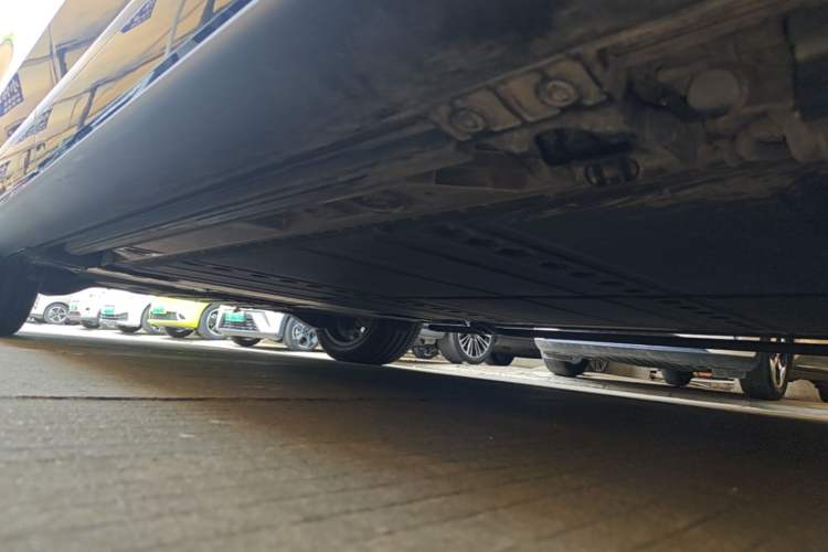Used ONVO Luxeed L90 2025 Model—Ultra Six-Seater Version Right Side Sill