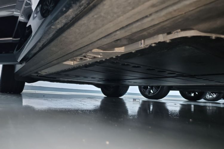 Used ONVO Luxeed L90 2025 Model—Max Six-Seater Version Right Side Sill