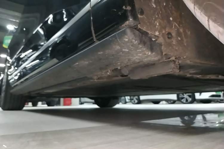 Used ONVO Luxeed L90 2025 Model—Ultra Six-Seater Version Right Side Sill