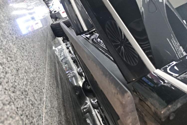 Used ONVO Luxeed L90 2025 Model—Max Six-Seater Version Right Side Sill
