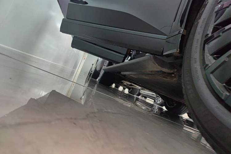 Used ONVO Luxeed L90 2025 Model—Ultra Six-Seater Version Right Side Sill