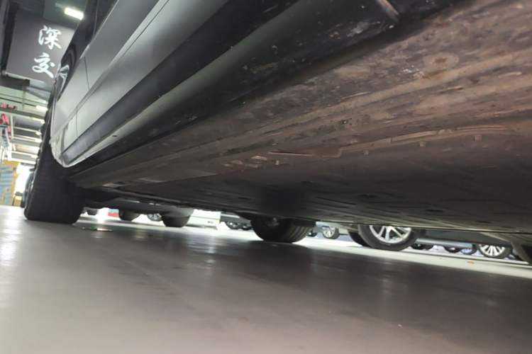 Used ONVO Luxeed L90 2025 Model—Max Six-Seater Version Right Side Sill