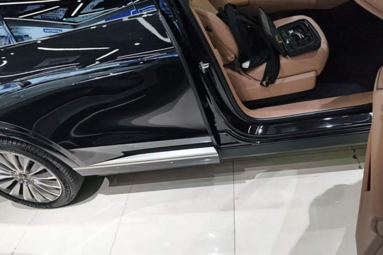 Used ONVO Luxeed L90 2025 Model—Max Six-Seater Version Right Side Sill
