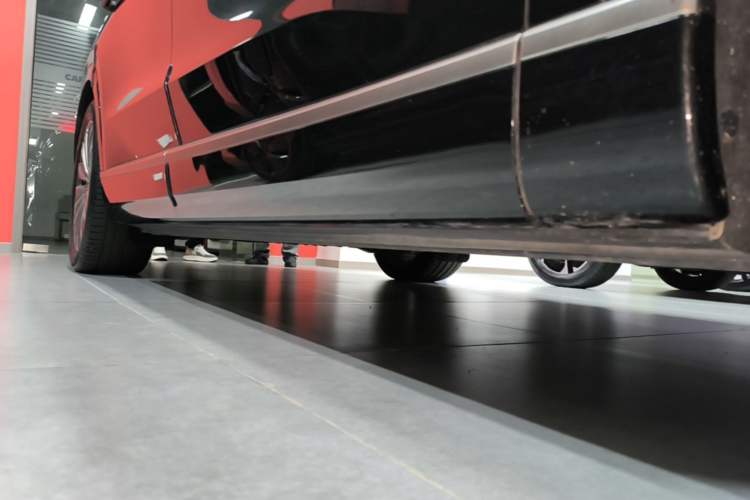 Used ONVO Luxeed L90 2025 Model—Ultra Six-Seater Version Right Side Sill