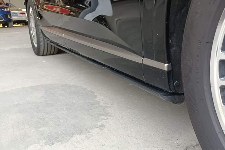 Used ONVO Luxeed L90 2025 Model—Max Six-Seater Version Right Side Sill