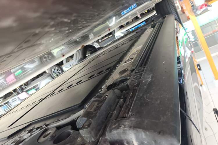 Used ONVO Luxeed L90 2025 Model—Ultra Six-Seater Version Right Side Sill