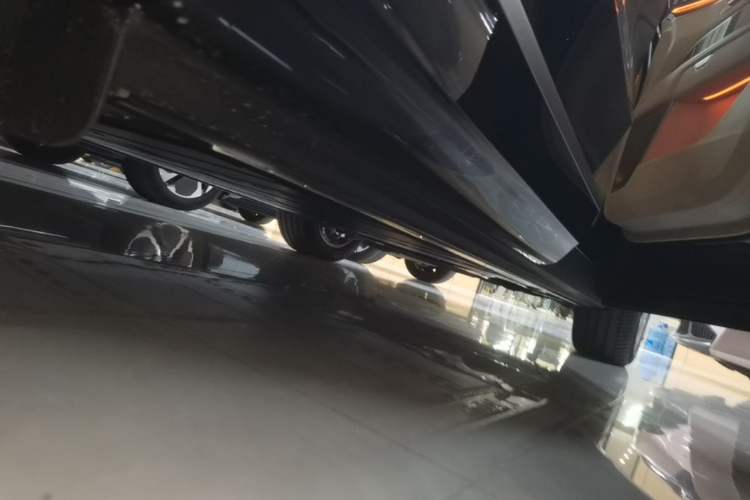Used ONVO Luxeed L90 2025 Model—Ultra Six-Seater Version Right Side Sill
