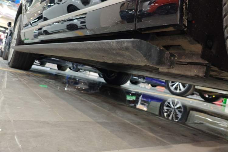 Used ONVO Luxeed L90 2025 Model—Ultra Six-Seater Version Right Side Sill