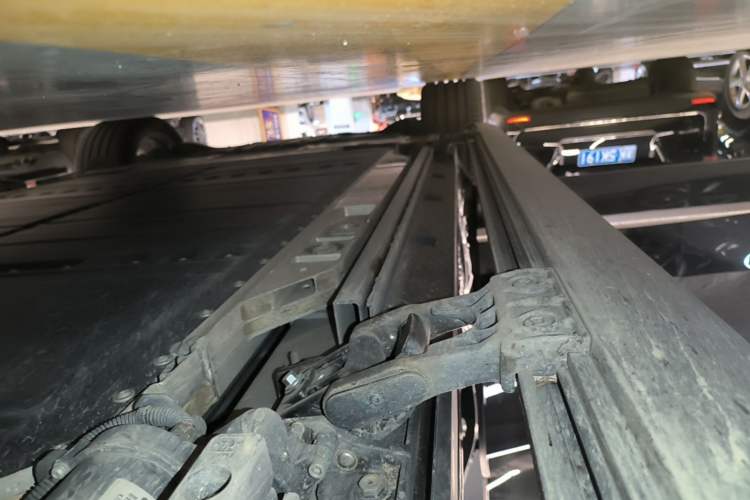 Used ONVO Luxeed L90 2025 Model—Max Six-Seater Version Right Side Sill