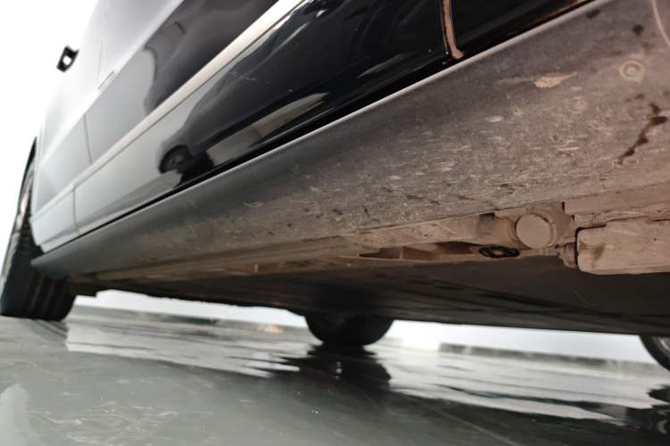 Used ONVO Luxeed L90 2025 Model—Max Six-Seater Version Right Side Sill