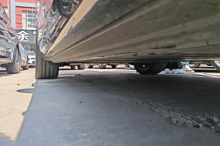 Used ONVO Luxeed L90 2025 Model—Pro Six-Seater Version Right Side Sill