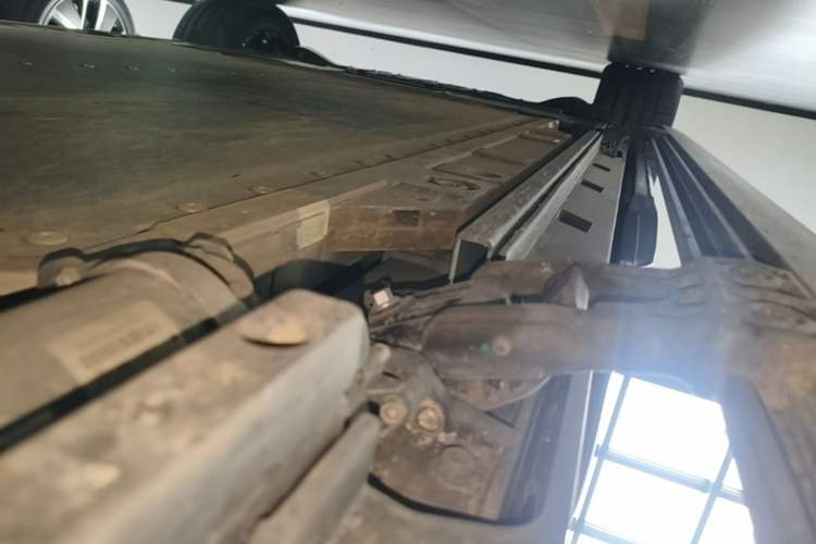 Used ONVO Luxeed L90 2025 Model—Max Six-Seater Version Right Side Sill
