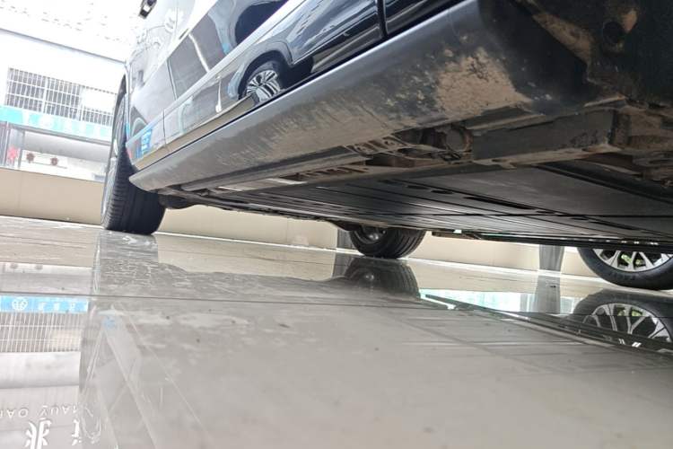 Used ONVO Luxeed L90 2025 Model—Ultra Six-Seater Version Right Side Sill
