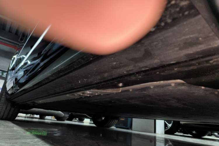 Used ONVO Luxeed L90 2025 Model—Max Six-Seater Version Right Side Sill