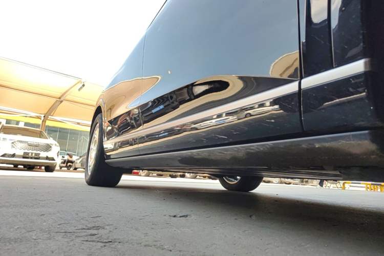 Used ONVO Luxeed L90 2025 Model—Max Six-Seater Version Right Side Sill