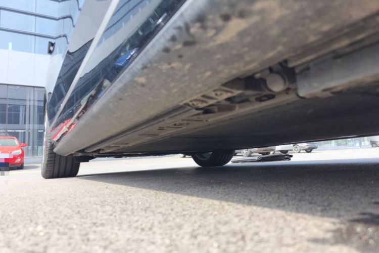 Used ONVO Luxeed L90 2025 Model—Max Six-Seater Version Right Side Sill