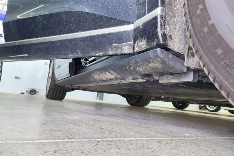 Used ONVO Luxeed L90 2025 Model—Ultra Six-Seater Version Right Side Sill