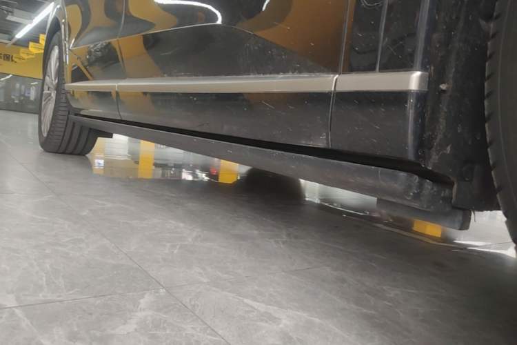 Used ONVO Luxeed L90 2025 Model—Ultra Six-Seater Version Right Side Sill