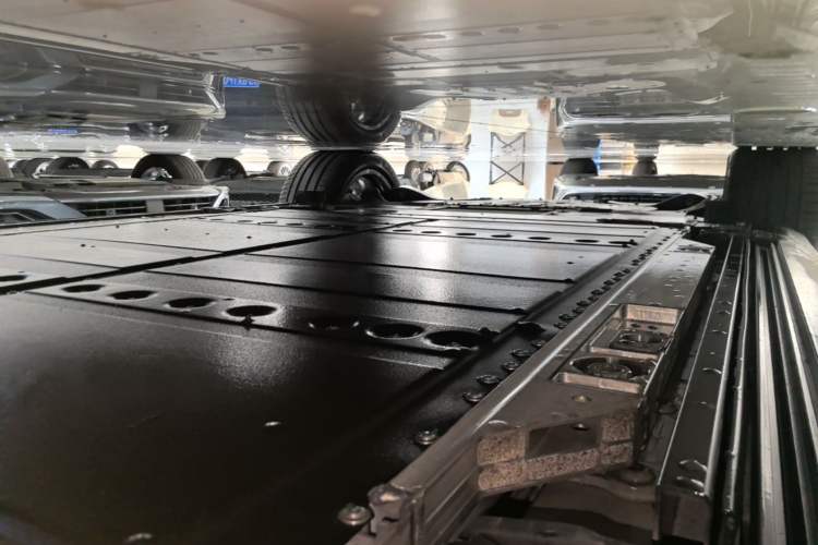 Used ONVO Luxeed L90 2025 Model—Max Six-Seater Version Right Side Sill