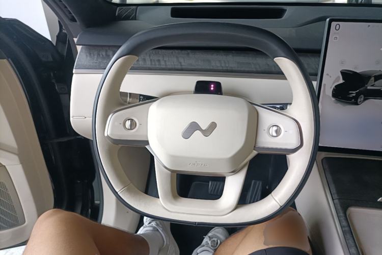 Used ONVO Luxeed L90 2025 Model—Ultra Six-Seater Version Steering Wheel