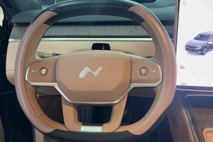 Used ONVO Luxeed L90 2025 Model—Max Six-Seater Version Steering Wheel
