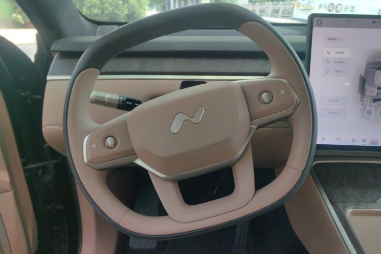 Used ONVO Luxeed L90 2025 Model—Max Six-Seater Version Steering Wheel
