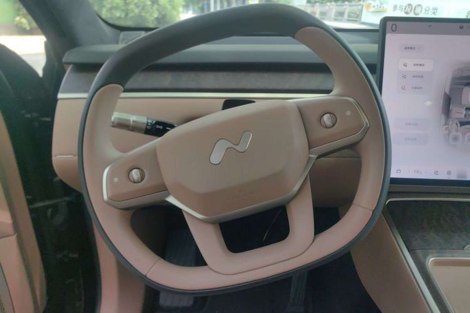 Used ONVO Luxeed L90 2025 Model—Max Six-Seater Version Steering Wheel