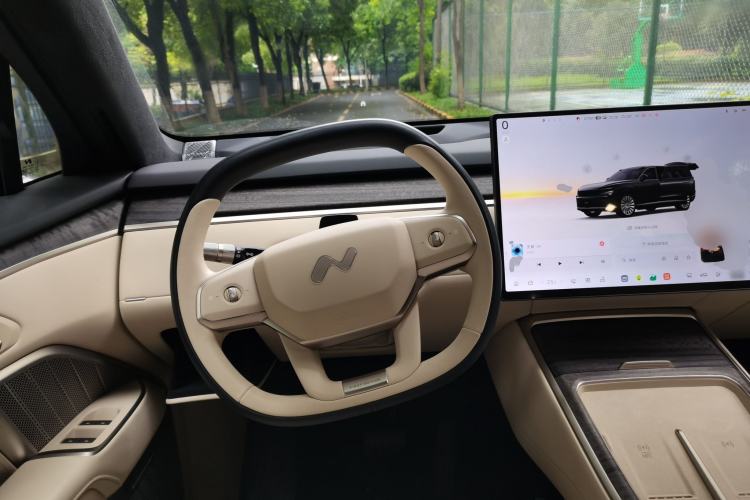 Used ONVO Luxeed L90 2025 Model—Max Six-Seater Version Steering Wheel