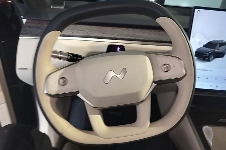 Used ONVO Luxeed L90 2025 Model—Max Six-Seater Version Steering Wheel