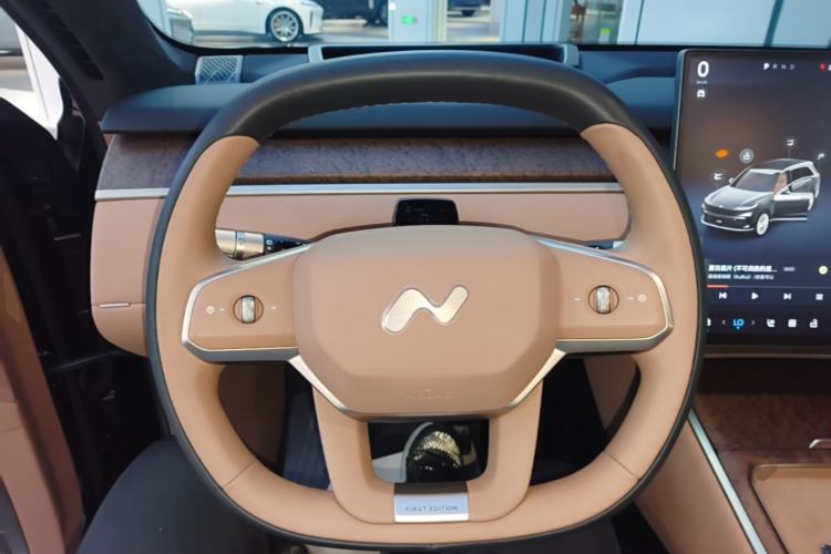 Used ONVO Luxeed L90 2025 Model—Max Six-Seater Version Steering Wheel